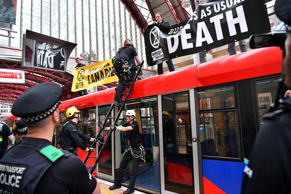 Λονδίνο: Νέες διαδηλώσεις ακτιβιστών της Extinction Rebellion για την κλιματική αλλαγή