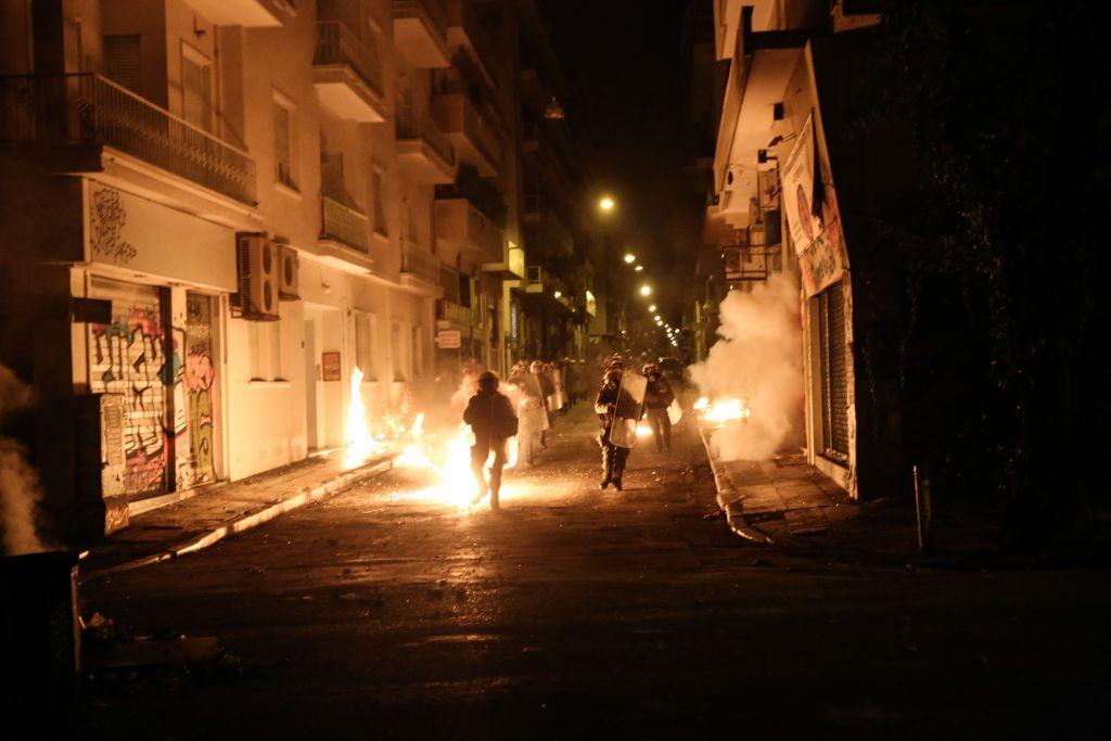 Κουκουλοφόροι απειλούν τα ΜΑΤ στα Εξάρχεια: «Θα έχετε την τύχη των Λιμενικών»