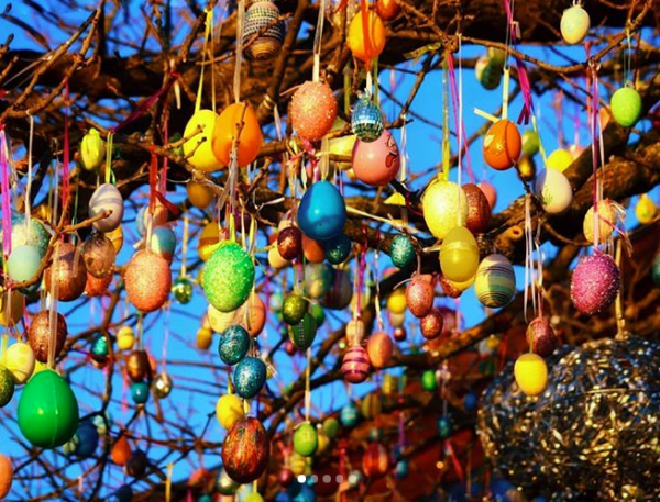 Στολίζοντας το Δέντρο του Πάσχα