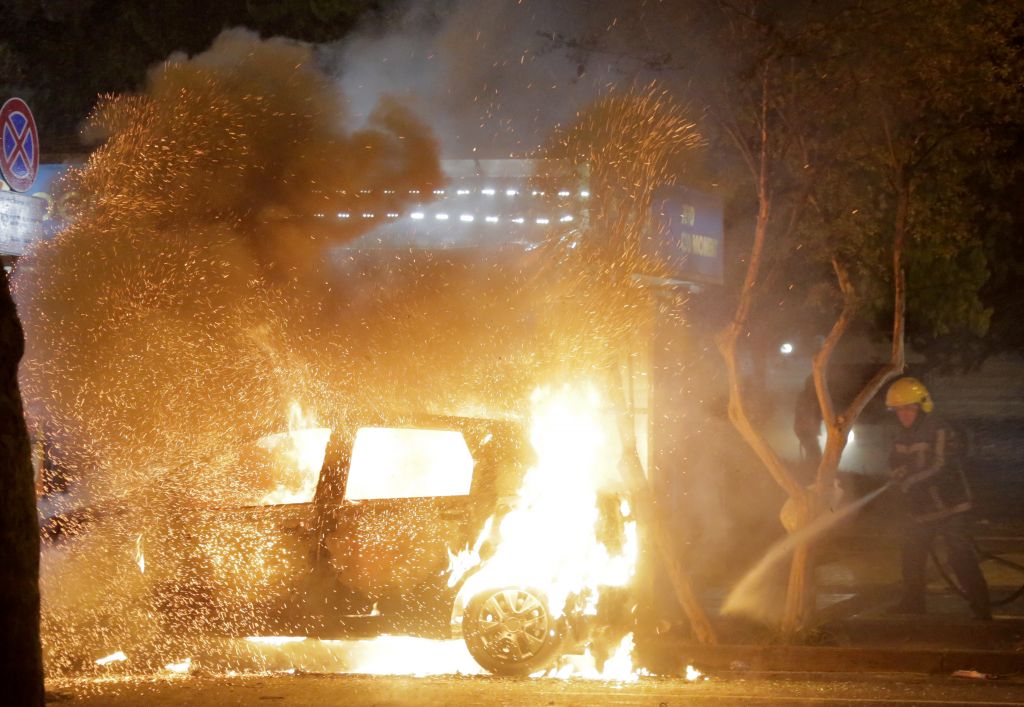 Νύχτα χάους στην Αλβανία - Συγκρούσεις διαδηλωτών με αστυνομικούς, αρκετοί τραυματίες