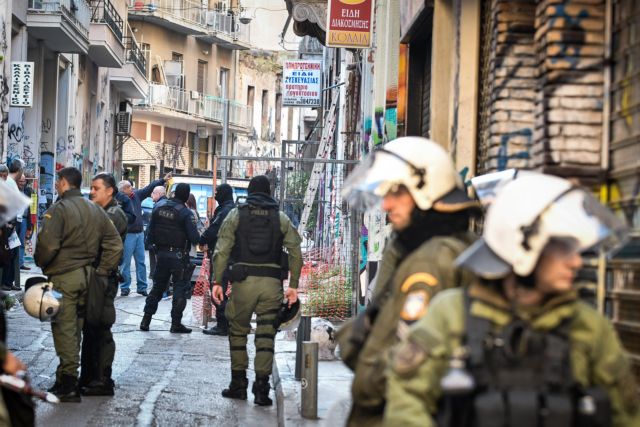 Στην κατάληψη των Εξαρχείων η γυναίκα που είχε διαφύγει από τους λιμενικούς