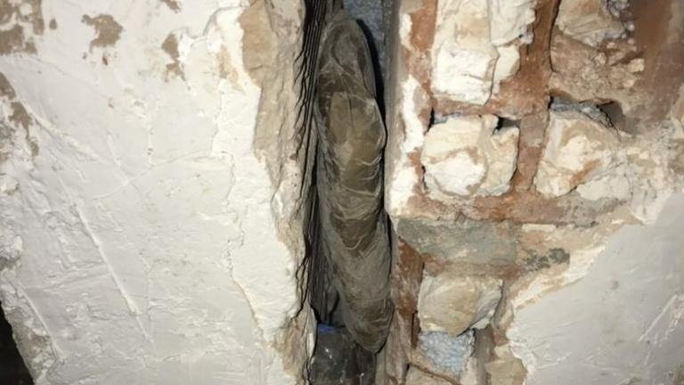 Θεσσαλονίκη: Κύκλωμα διακίνησης ναρκωτικών «έχτισε» χιλιάδες ευρώ σε τοίχο