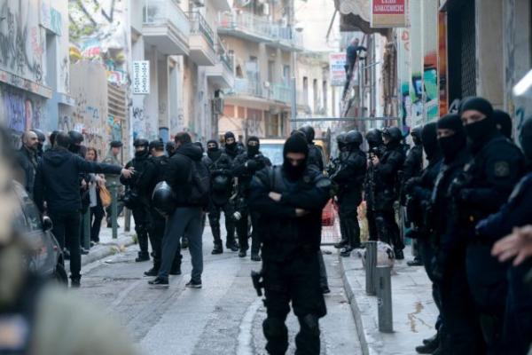 Μεγάλη αστυνομική επιχείρηση στα Εξάρχεια – 3 συλλήψεις και 90 προσαγωγές