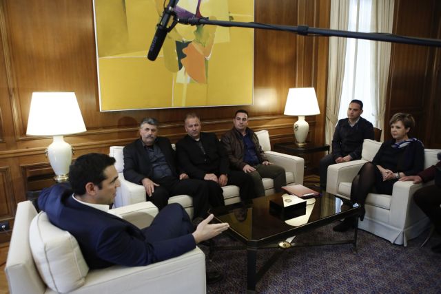 Tsipras to hire nearly 1,000 firefighters eight months after Mati disaster