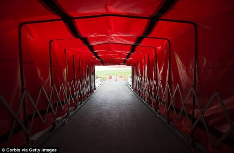 Γιατί άλλαξαν οι φυσούνες στο «Όλντ Τράφορντ»