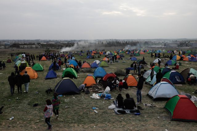Για τρίτη μέρα παραμένουν οι πρόσφυγες έξω από τα Διαβατά