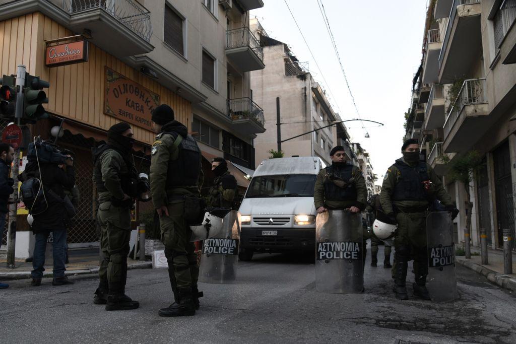 Στο Σύνταγμα οι πρόσφυγες μετά από εκκένωση κατάληψης στα Εξάρχεια