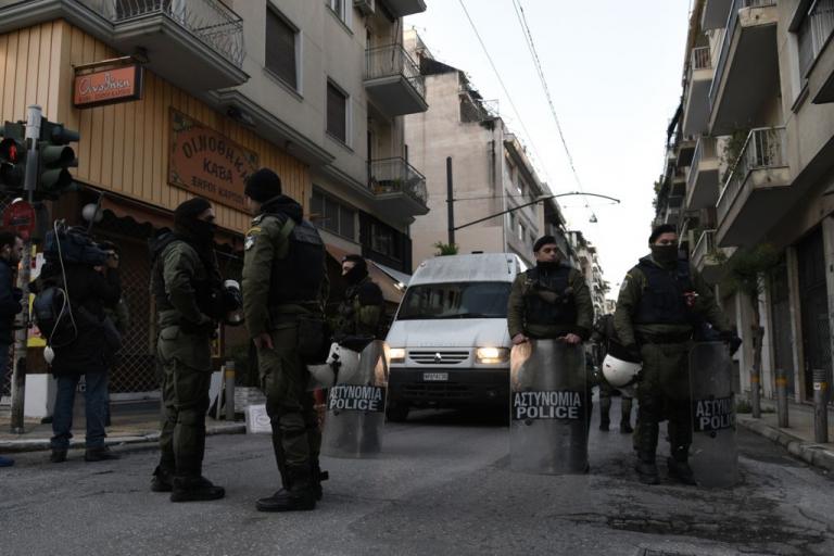 Στο Σύνταγμα οι πρόσφυγες μετά από εκκένωση κατάληψης στα Εξάρχεια