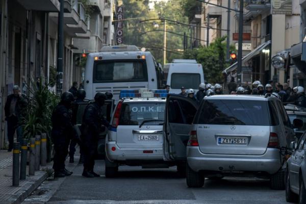 Επιχείρηση στα Εξάρχεια: Εφοδος της ΕΛ.ΑΣ. σε καταλήψεις – Μία σύλληψη, δεκάδες προσαγωγές