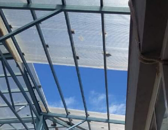 Πανικός στη Λαμία από κατάρρευση γυάλινης οροφής στο πανεπιστήμιο