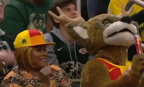 Οι Μπακς ευχήθηκαν στη μητέρα του Γιάννη