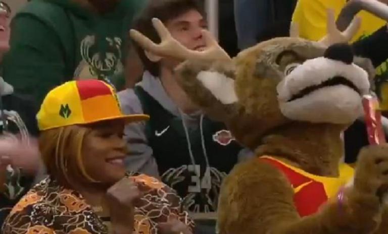 Οι Μπακς ευχήθηκαν στη μητέρα του Γιάννη