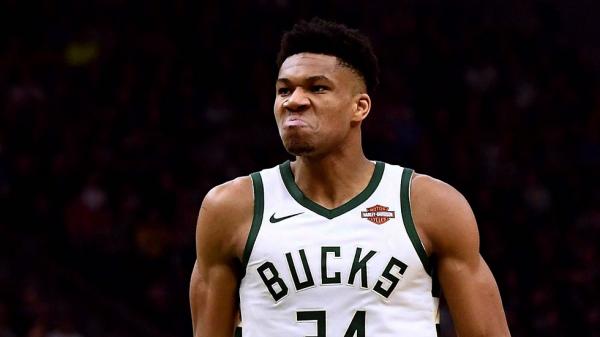 NBA : Με μυθικό Αντετοκούνμπο οι Μπακς… σκούπισαν τους Πίστονς