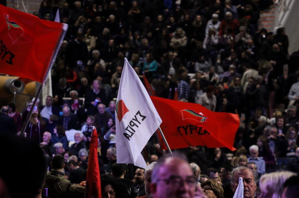 Πανηγυρισμοί υπουργών για το γεμάτο γήπεδο Γαλατσίου με τους μεταφερόμενους οπαδούς