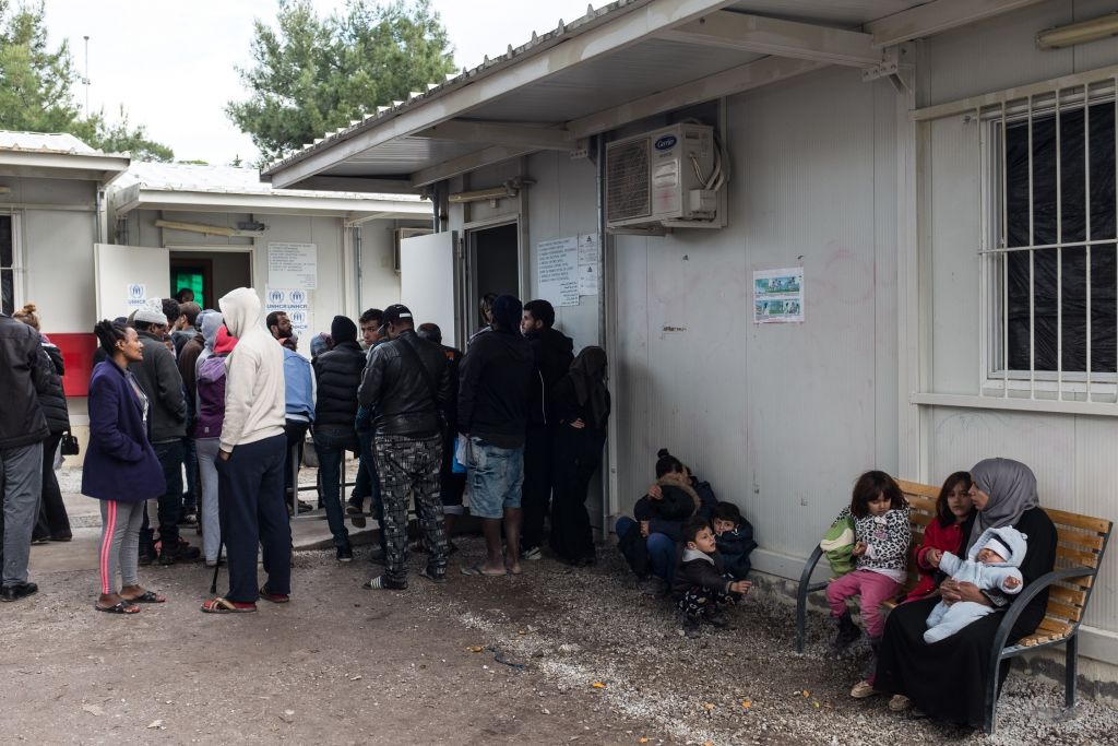Υπεράριθμοι παραμένουν πρόσφυγες και μετανάστες στις δομές φιλοξενίας