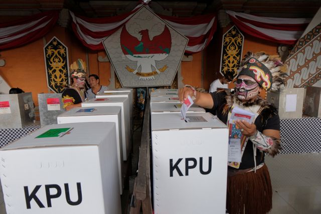 Σοκ στην Ινδονησία: Πάνω από 270 εκλογικοί υπάλληλοι πέθαναν μετρώντας ψήφους