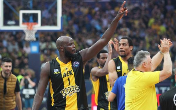 Τα παράπονα του Ντελρόι Τζέιμς στον κόσμο της ΑΕΚ