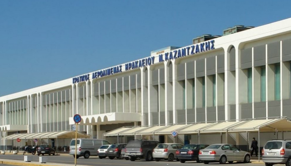 Αερολιμένας Ηρακλείου Κρήτης: Σύλληψη δύο αλλοδαπών για πλαστογραφία πιστοποιητικών