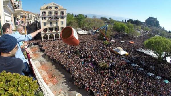 Πάσχα: «Βούλιαξε» η Κέρκυρα – Ο Επιτάφιος, η πρώτη Ανάσταση και οι «μπότητες»