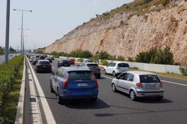Εξομαλύνθηκε η κυκλοφορία στα εθνικά οδικά δίκτυα – Πάνω από 240.000 οχήματα έφυγαν σε δύο ημέρες