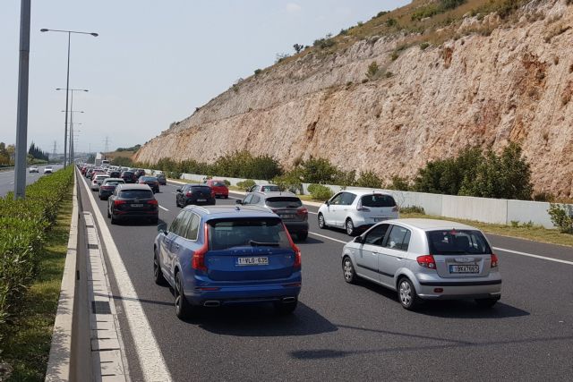 Εξομαλύνθηκε η κυκλοφορία στα εθνικά οδικά δίκτυα - Πάνω από 240.000 οχήματα έφυγαν σε δύο ημέρες