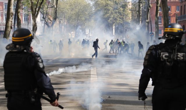 Γαλλία: Συγκρούσεις και δεκάδες συλλήψεις στις κινητοποιήσεις των Κίτρινων Γιλέκων