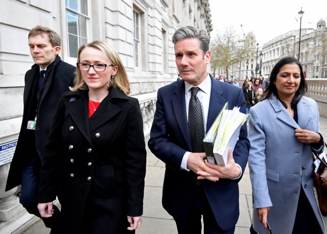 Brexit : Στο τραπέζι κυβέρνησης – Εργατικών η ιδέα του «επιβεβαιωτικού» δημοψηφίσματος