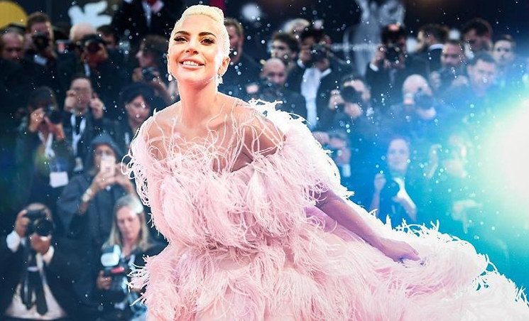 Lady Gaga: Η προπόνηση που ακολουθεί για γυμνασμένα χέρια και γραμμωμένη πλάτη