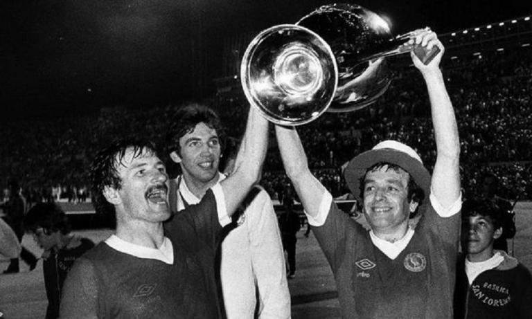 Απεβίωσε ο εμβληματικός αρχηγός της Λίβερπουλ Τόμι Σμιθ