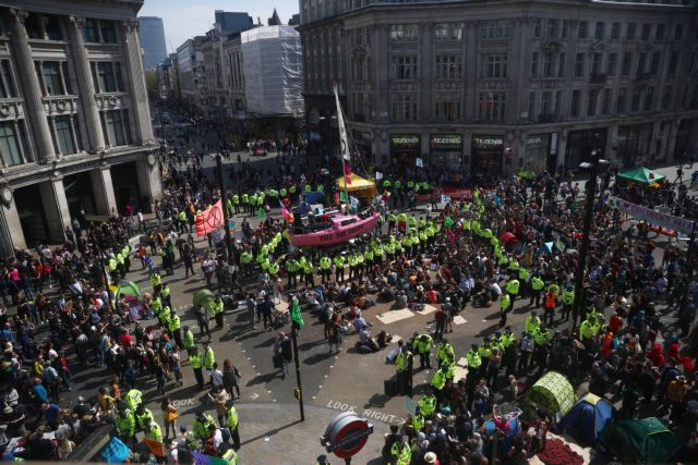 Λονδίνο: Με την ηθοποιό Έμμα Τόμσον συνεχίζονται οι διαδηλώσεις για το κλίμα