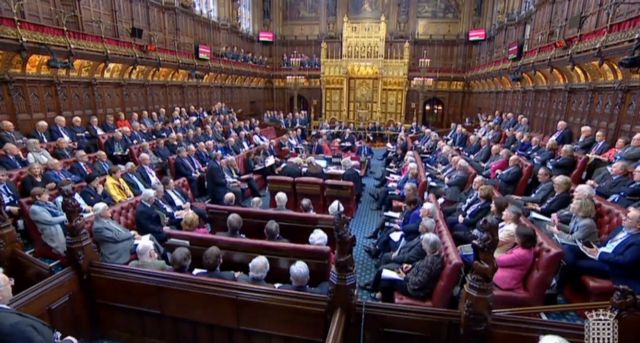 Ανω κάτω η Βουλή των Λόρδων με το νομοσχέδιο για το Brexit