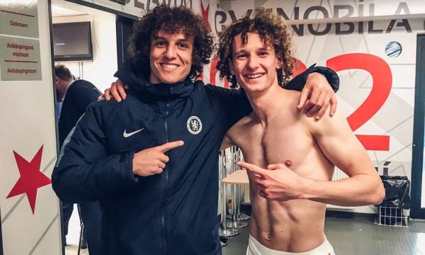 Η απίστευτη ομοιότητα του Νταβίντ Λουίζ με τον Κραλ