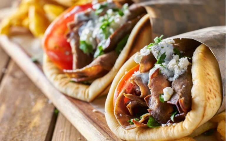 Ξεκινούν έλεγχοι για τις αυξήσεις – φωτιά στο σουβλάκι