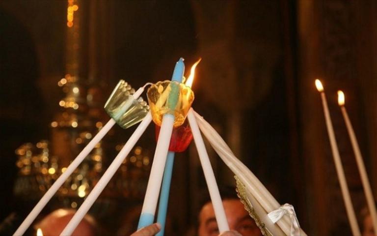 Υποψήφια δημοτική σύμβουλος μοιράζει… λαμπάδες στα ΚΑΠΗ