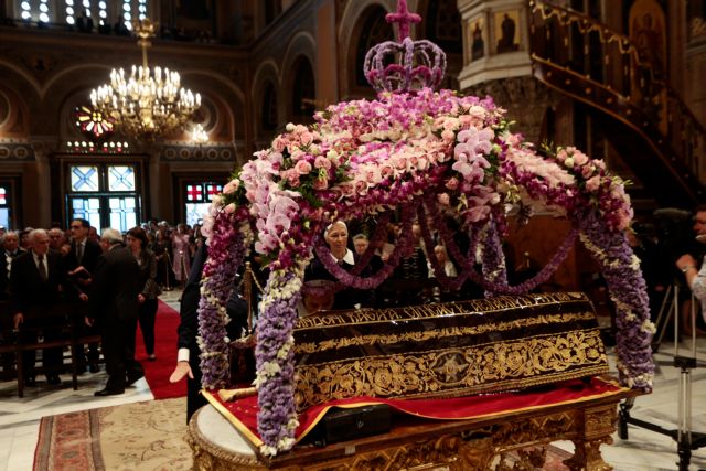 Με κατάνυξη η ακολουθία και η περιφορά του Επιταφίου σε όλη τη χώρα