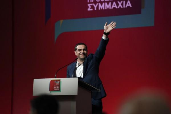 Πανικόβλητος Τσίπρας τρέχει να διασώσει την… πλατιά απεύθυνση και τη Ρένα Δούρου