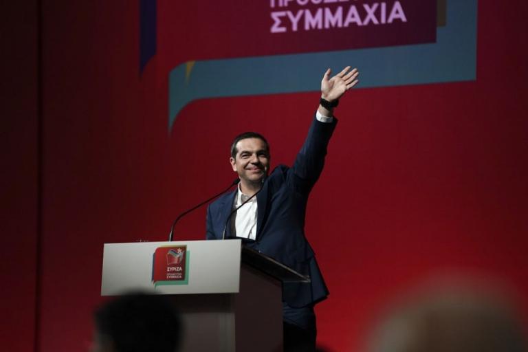 Πανικόβλητος Τσίπρας τρέχει να διασώσει την… πλατιά απεύθυνση και τη Ρένα Δούρου