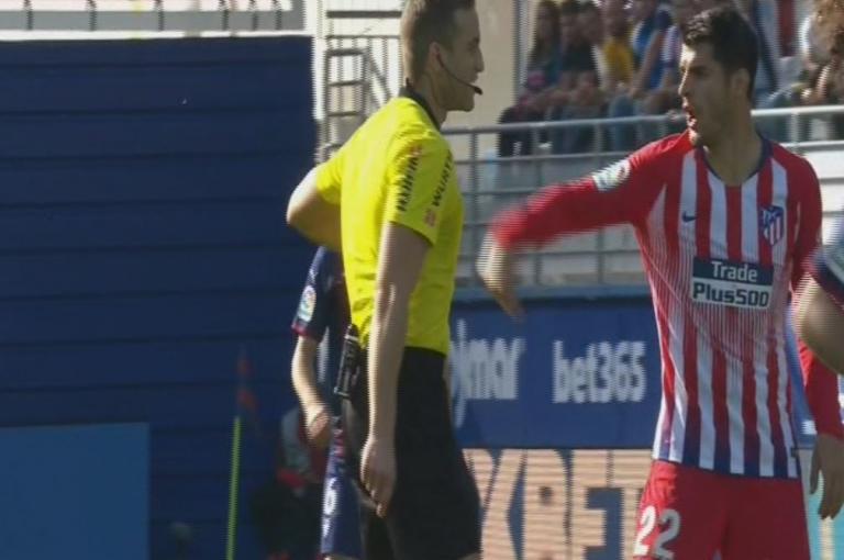 Τιμωρήθηκε ο διαιτητής που… άγγιξε τον Μοράτα