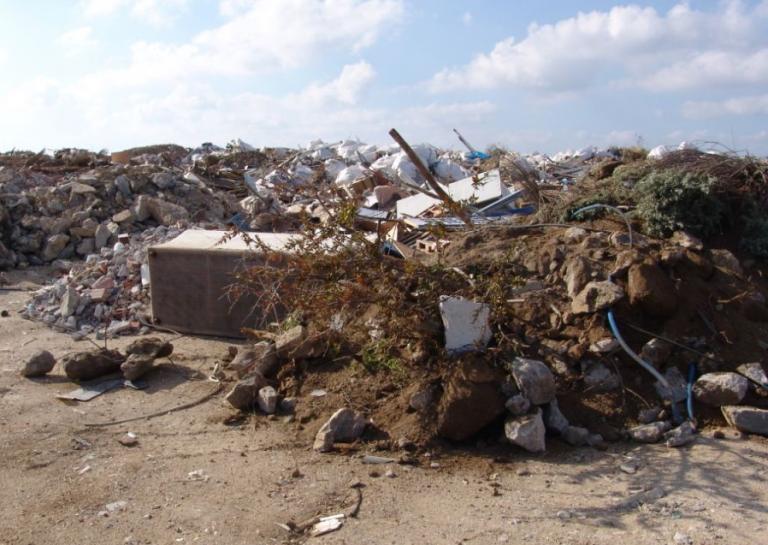 Ανεξέλεγκτη χωματερή στα Μεταλλεία της Μυκόνου