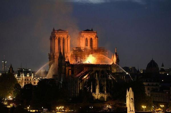 Παναγία των Παρισίων : Συγκλονισμένος ο γαλλικός Τύπος