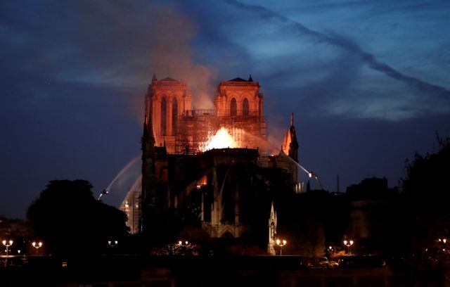 Παναγία των Παρισίων : Μάχη με τις φλόγες, σώθηκε από ολική καταστροφή ο ναός