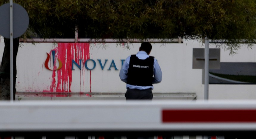 Στήνουν ψευδομάρτυρες για να αναστήσουν την «πεθαμένη» υπόθεση της Novartis