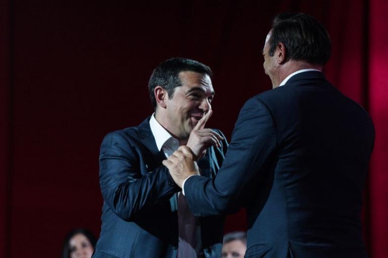 Με Bella Ciao, υψωμένες γροθιές και αριστερά κόλπα στο δρόμο προς… την ήττα