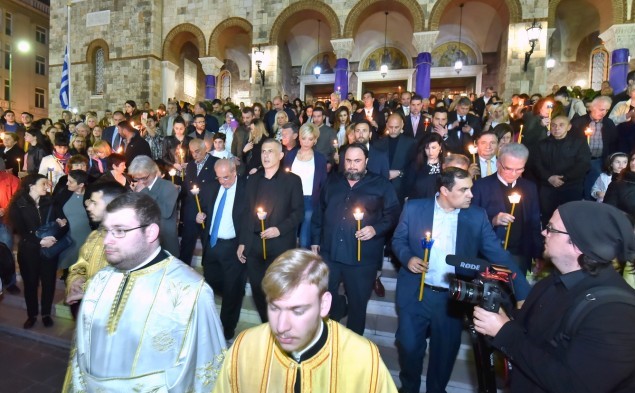 Μαρινάκης και Μώραλης μαζί στην ακολουθία των Επιταφίων στον Πειραιά