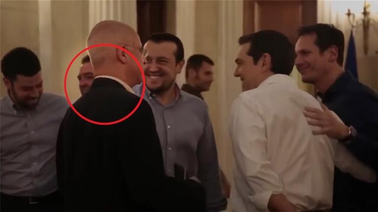 Πετσίτης στο Μαξίμου: Ένα βήμα πίσω από τον Τσίπρα το βράδυ του δημοψηφίσματος