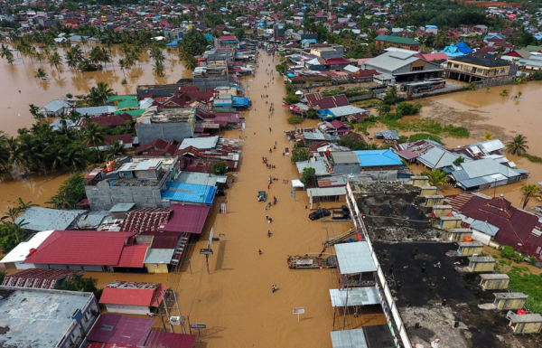 Ινδονησία: Τουλάχιστον 40 νεκροί και δεκάδες αγνοούμενοι εξαιτίας πλημμυρών