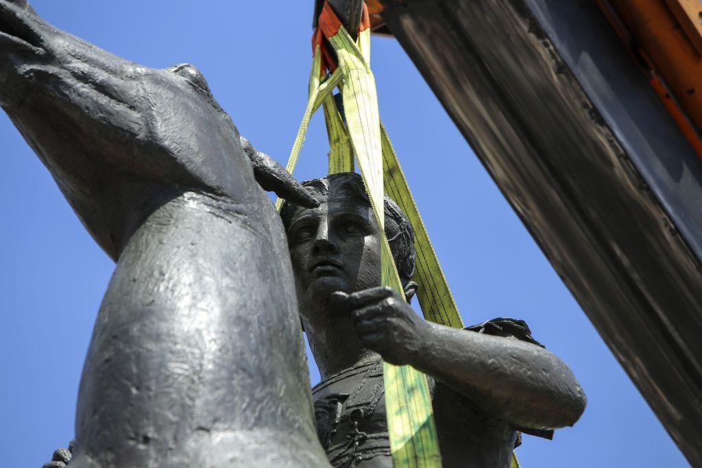 Άρον – άρον έστησαν το άγαλμα του Μεγάλου Αλεξάνδρου στη Λεωφόρο Αμαλίας