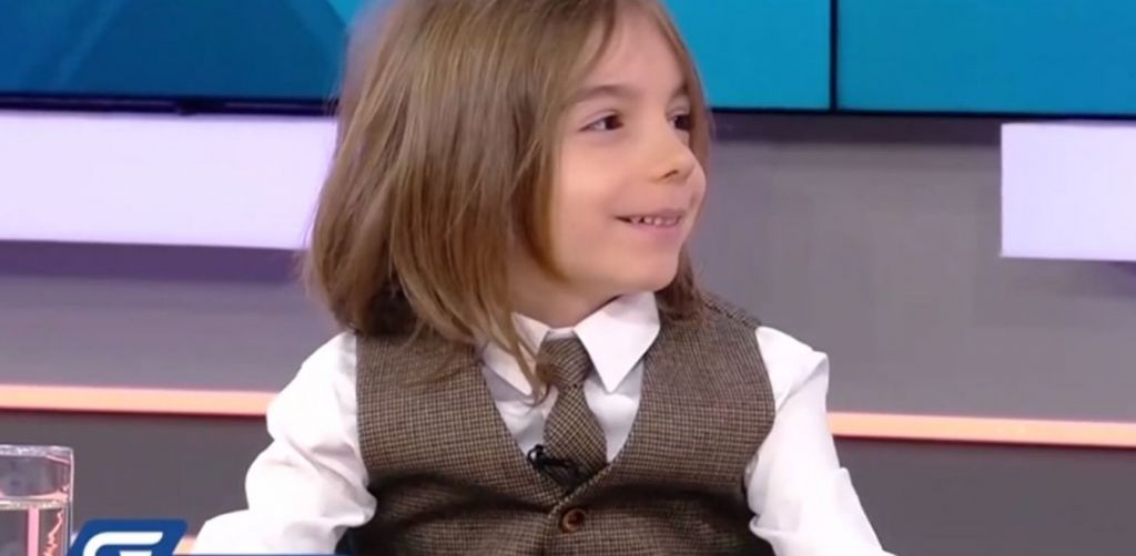 Το «παιδί-θαύμα» που παίζει πιάνο και μαγεύει το κοινό