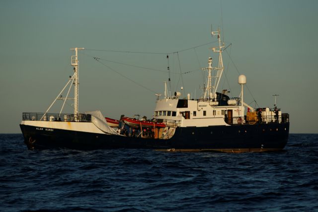 Έκκληση για ασφαλές λιμάνι από πλοίο με πρόσφυγες ανάμεσα σε Μάλτα – Ιταλία