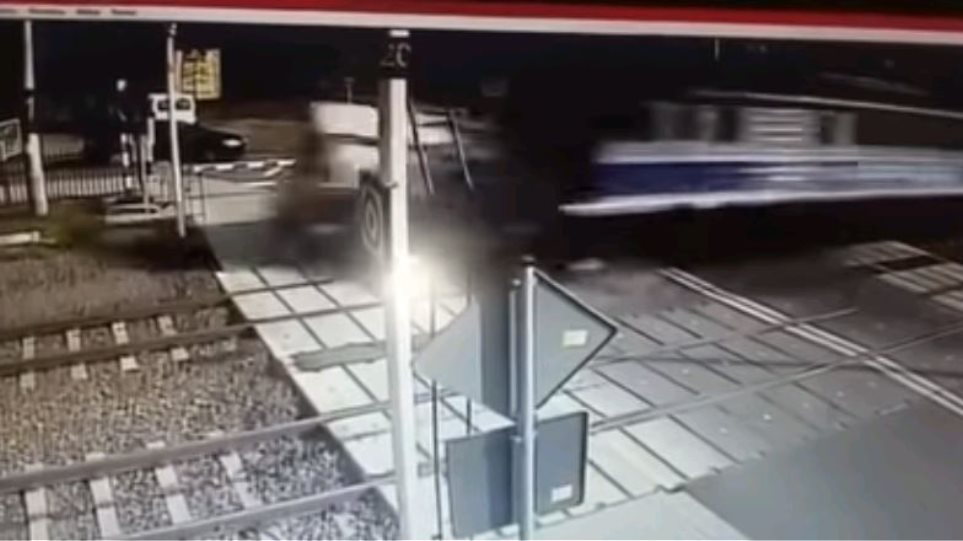 Συγκλονιστικό βίντεο από τροχαίο στη Πολωνία: Τρένο παρασύρει ασθενοφόρο - Δύο νεκροί